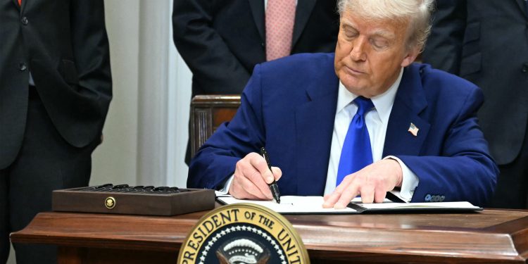 Trump retira servicios sociales de Medicaid, y pone en peligro la nutrición y la vivienda