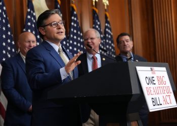 Republicanos buscan castigar a estados que ofrecen seguro de salud a inmigrantes sin papeles