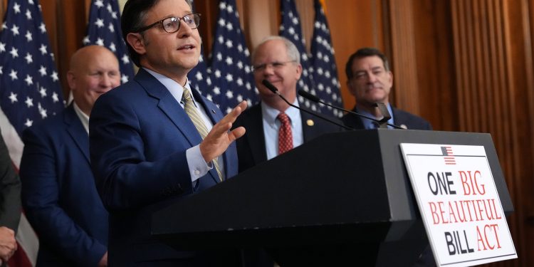 Republicanos buscan castigar a estados que ofrecen seguro de salud a inmigrantes sin papeles