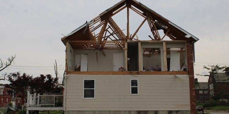Volunteers Help Tornado-Hit St. Louis Amid Wait for Federal Aid