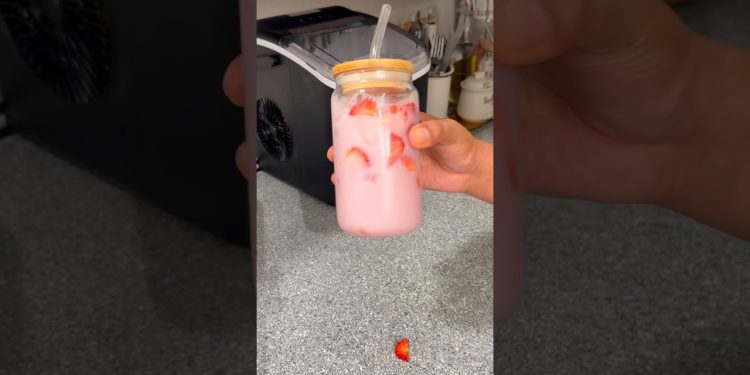 How To Make Starbucks Pink Drink #cafelaromma #starbucksdrink #starbucks #asmr