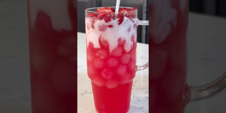 Pink drink at home💕🥥#pinkdrink#pinkdrinkathome#starbucks#pinkdrinkrecipe#drinks#refresher #Recipe