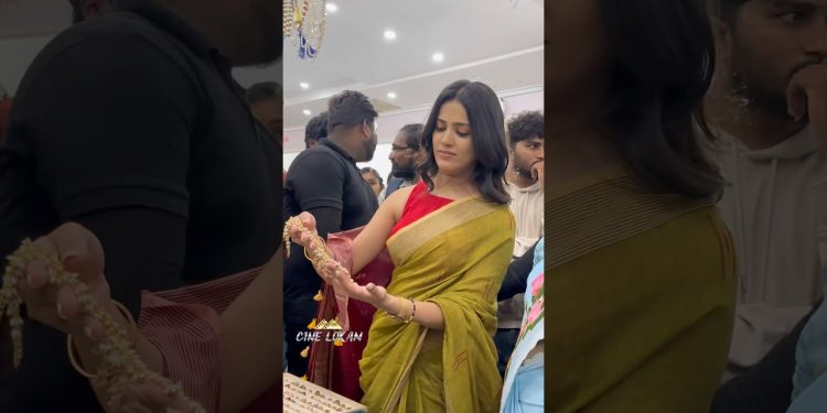 Biggboss Thanuja spotted at Fashion Life style Exhibition at Miyapur #thanujaputtaswamy