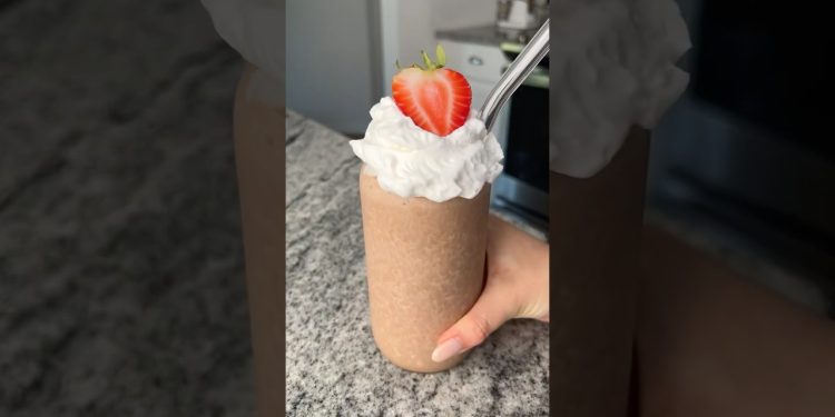 4-Ingredient Healthy Milkshake (100 calories!)