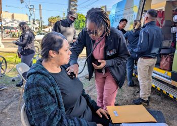 Ante recortes estatales y federales, clínicas de la red de seguridad en Los Ángeles impulsan un nuevo impuesto