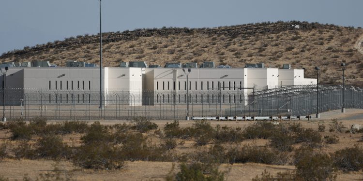 En batalla por fondos, demócratas denuncian falta de atención médica para detenidos por el ICE