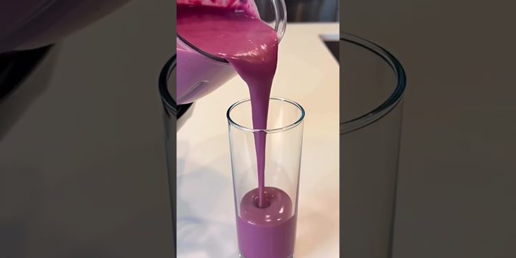 Fresh Strawberry Smoothie 🍓 | Easy & Healthy Drink Recipe in 1 Minute #baking #foodshorts #recipe